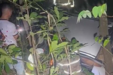 Veículo cai em ribanceira no bairro Magalhães e resgate complexo mobiliza equipes