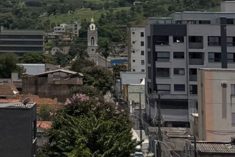 Dupla arromba loja e furta sete celulares no Centro de Pedro Leopoldo