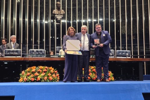 Célia Diniz representa Pedro Leopoldo em homenagem a Chico Xavier no Senado
