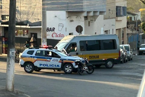 Acidente de trânsito sem vítimas é registrado em Pedro Leopoldo entre viatura da PM e motocicleta