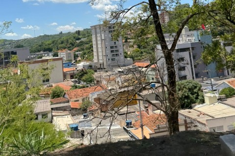 Motorista cochila ao volante e bate em posterda no Centro de Pedro Leopoldo