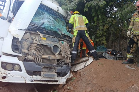 Carreta perde os freios e motorista fica preso às ferragens; confira as fotos da atuação dos Bombeiros em Pedro Leopoldo