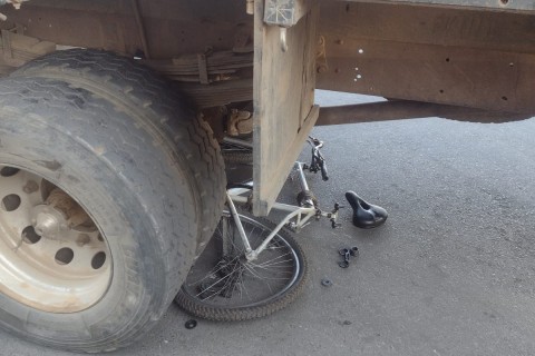 Acidente deixa bicicleta debaixo de caminhão em Pedro Leopoldo