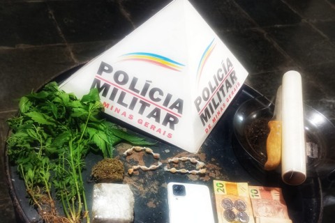 Polícia Militar apreende drogas e  faca no Bairro São Geraldo