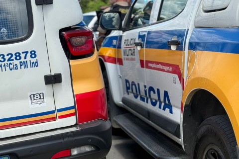 Carro estacionado é atingido em rotatória e acidente é registrado no Centro de Pedro Leopoldo