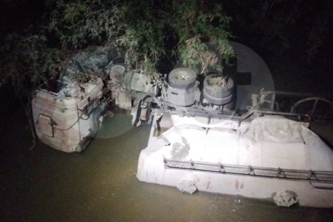 Carreta bitrem despenca de 10 metros em ribeirão em Pedro Leopoldo; motorista ficou ferido