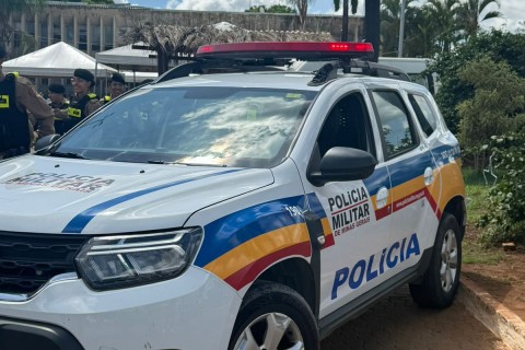 Homem é detido com arma de fogo e drogas durante abordagem policial no Portal das Acácias, em Pedro Leopoldo