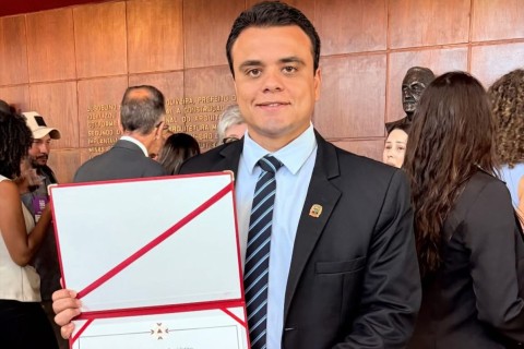 Prefeito Emiliano Braga é agraciado com a Ordem do Mérito Legislativo 2025 na Assembleia Legislativa de Minas Gerais