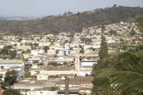 Ciclista fica ferido após colisão com carro em cruzamento no bairro São José, em Pedro Leopoldo