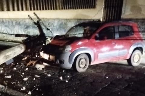 Acidente derruba poste e deixa bairro sem energia em Pedro Leopoldo