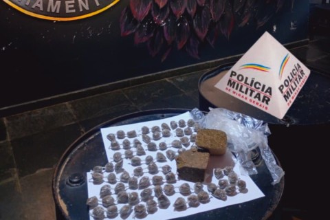 Polícia apreende 74 buchas e 2 barras de maconha em terreno no Centro de Pedro Leopoldo