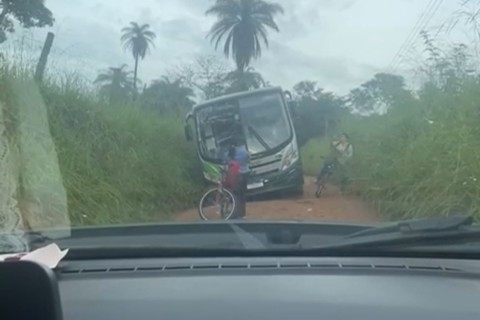 Ônibus escolar atola em estrada rural de Pedro Leopoldo nesta sexta-feira (13)