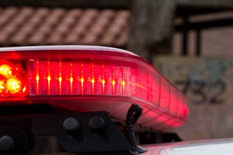 Motociclista fica ferido após colisão com veículo em Rotatória