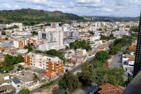 Acidente entre caminhão e motocicleta deixa mulher ferida em Pedro Leopoldo