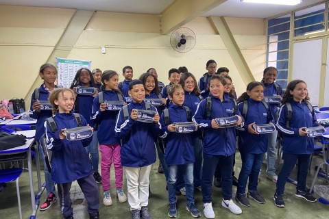 Prefeitura de Pedro Leopoldo inicia entrega de mais de 30 mil peças de uniformes escolares para toda a rede municipal