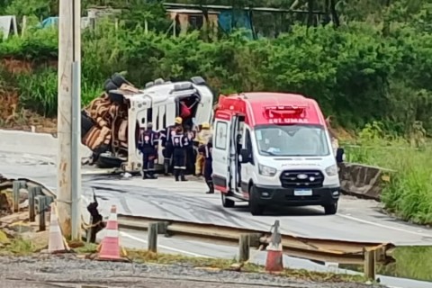 Motorista morre após carreta com cimento tombar em Pedro Leopoldo; acesso à cidade é interditado