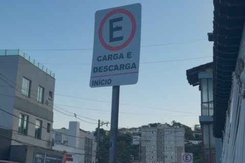 Novo ponto de carga e descarga é instalado na Rua Roberto Belisário, em Pedro Leopoldo