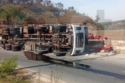 Carreta tomba no trevo da Precon em Pedro Leopoldo