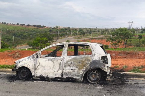 Homem é baleado dentro de hamburgueria em Pedro Leopoldo; carro é encontrado incendiado após ataque