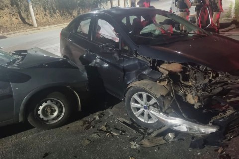 Acidente entre dois carros deixa passageiro ferido em Pedro Leopoldo