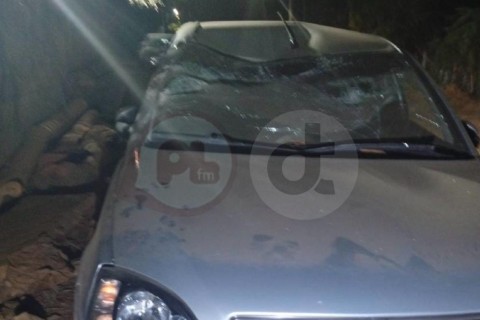 Acidente entre retroescavadeira e carro é registrado em estrada de terra em Pedro Leopoldo