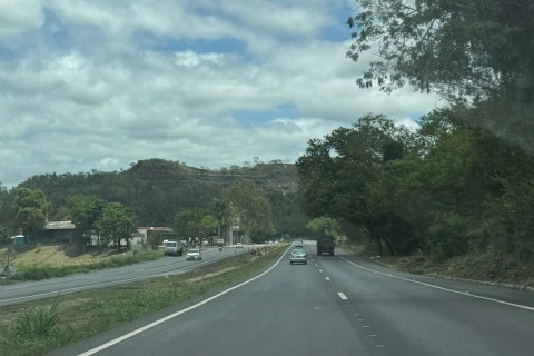Carrinho de compras solto na MG-424 causa acidente e danos em veículo em Pedro Leopoldo