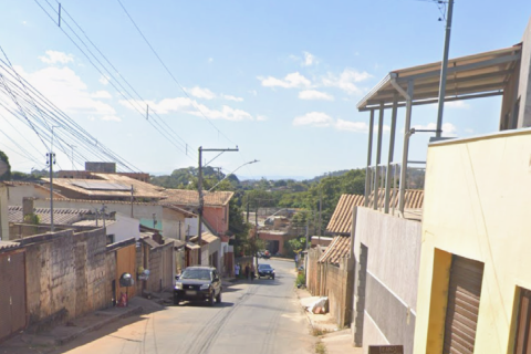 Motocicleta estacionada é atingida por carro que fugiu do local em Pedro Leopoldo