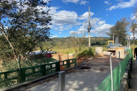 Moradores cobram conclusão das obras da Ponte de Ferreiras, interditada desde o ano passado, e aguardam liberação em novembro