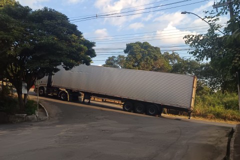 Carreta apresenta falha e interdita via em trecho íngreme no bairro Amélia Torres