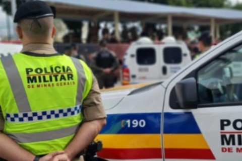 Motorista cochila ao volante e colide com defensa metálica na MG-424, em Confins