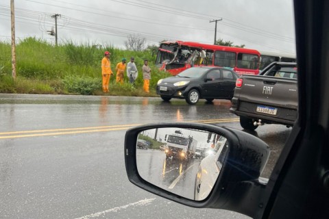Batida entre ônibus e carreta deixa 6 feridos na MG-424, em Pedro Leopoldo