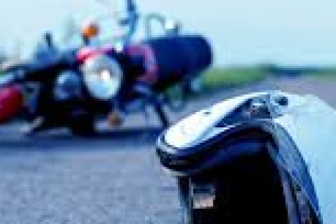 Acidente entre motocicleta e ônibus causa danos materiais em avenida de Pedro Leopoldo