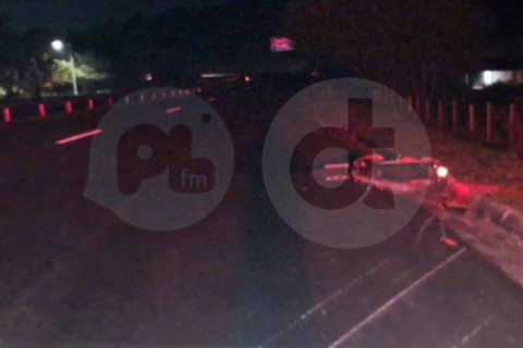 Motociclista fica ferida após colidir com cavalo na MG-424, em Confins