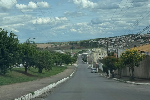 Acidente entre carro e motocicleta deixa uma pessoa ferida na Avenida Gil Antônio Pereira, em Pedro Leopoldo