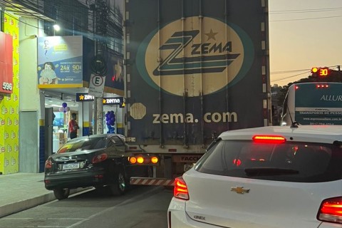 Estacionar em locais proibidos causa congestionamentos e desafia fiscalização em Pedro Leopoldo